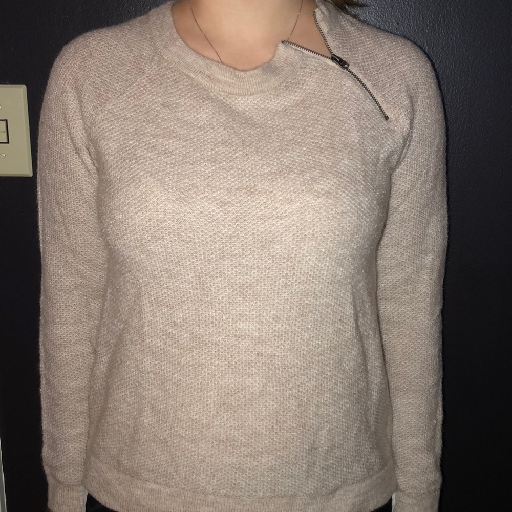 Abercrombie and Fitch beige sweater size (xs)
